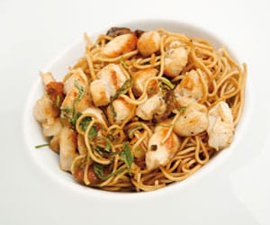 <em>Noodles</em> amb bolets i pollastre Foto del plat