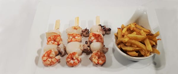 Peix de costa enfilat amb patates fregides Foto del plat