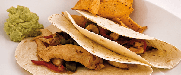 <em>Fajitas</em> mexicanes de pollastre amb <em>nachos</em> i guacamole Foto del plat